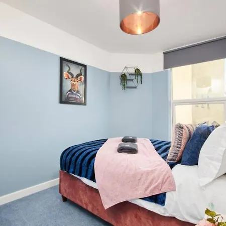 Boutique 2 Bed Close To Centre *
